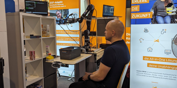 Max Pascher REHACARE 2023 in Düsseldorf conducting a user study for DoF-Adaptiv: Adaptive Freiheitsgradeinbettung als kooperatives Userinterface für einen Assistenzroboter